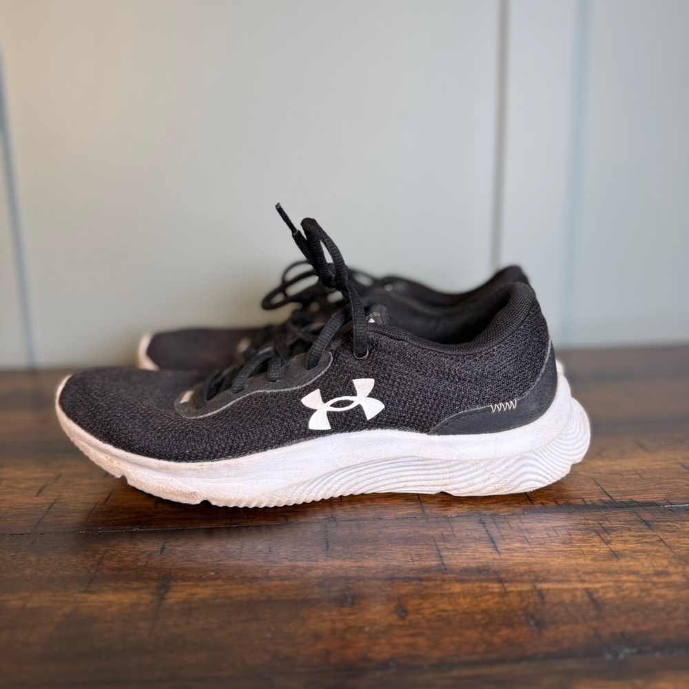 Under Armour Black and White Athletic Shoes women’s size 7.5‎